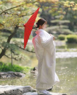 濁りのない透明感が美しい白無垢で、屋内でも屋外でも映える和装フォトウェディング（衣装番号OS107）