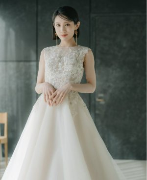 ブリスモニークルイリエのビジューが胸元に輝くAラインのウェディングドレスで、手を前で重ねて立つ花嫁のフォトウェディング写真（衣装番号DC05）
