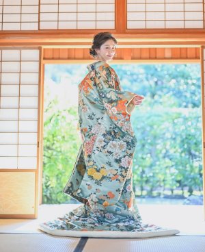 淡いグリーンに色とりどりの花が咲く色打掛「花洛煌妃」は、日本庭園での和装前撮りにぴったりの爽やかな一着（衣装番号NMOS05）