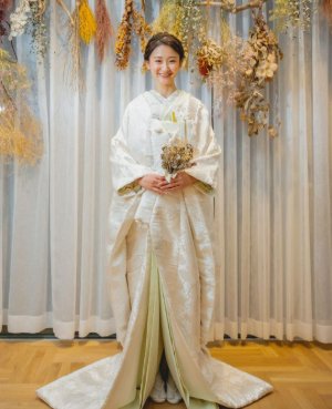 毬模様が愛らしく輝く上質な白無垢で撮る、可憐さと高級感を兼ね備えた和装前撮り（衣装番号TR103）