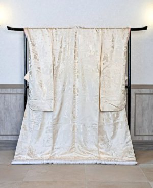 流れる水の上で戯れる鶴を描いた白無垢で、動と静が調和する和装前撮り（衣装番号YB108）