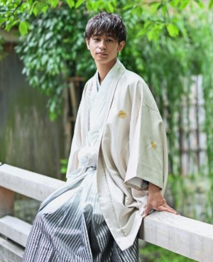 透明感のあるクレ・アイボリーの紋付袴。表参道店の和装前撮りで穏やかに顔映りを引き立てる新郎衣装（衣装番号TP07）