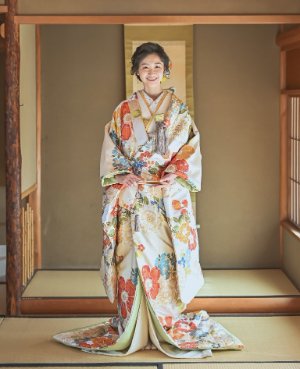 水墨画のように描かれたオレンジとブルーの花が華やかな色打掛「舞花満開」。表参道店の和装前撮りで映える一着（衣装番号TMOS09）