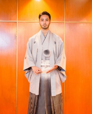 グラデーションの紋付にグレーの袴を合わせたモダングレーの装いで、洒落感のある和装前撮り（衣装番号DS02）