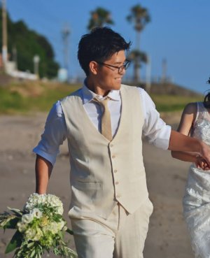 海外セレブに人気のリネン素材のホワイトベージュのタキシードで、おしゃれな大人の新郎姿を残す前撮り（衣装番号DP03）