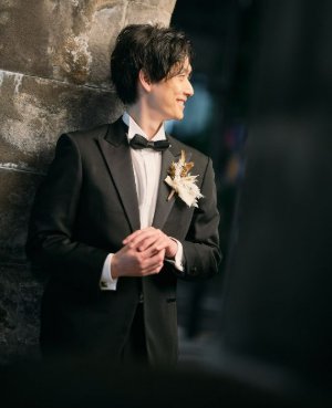 深い黒の光沢がリッチなブラックフォーマルのタキシード。表参道店のフォトウェディングで品格ある新郎姿に（衣装番号TP11）