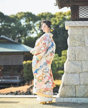 ピンクや水色に黒や白を差し色にした色打掛「古典万紋」で、モダンとレトロを両立させる和装フォトウェディング（衣装番号TMOS08）
