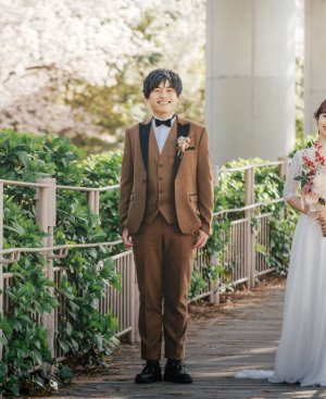 温かみのあるスエード素材のキャメルのタキシードで、遊び心のある新郎スタイルを楽しむ前撮り（衣装番号TG09）