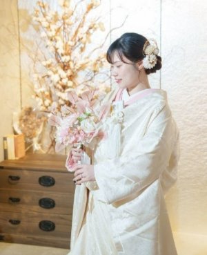 ふんわりとした淡いピンクの色掛下。表参道店の和装前撮りで白無垢に幸福感と甘い華やぎをプラス（衣装番号YK02）