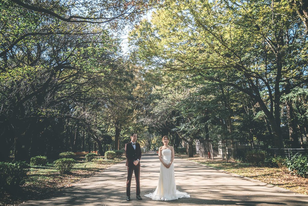 砧公園の緑豊かな環境でウェディングドレスを着た前撮り写真、自然光の中で衣装が美しく映える