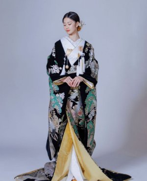 黒地に松と桜が咲き誇る格調高い色打掛「雅桜」に金の裏地を合わせた花嫁の和装前撮り（衣装番号DS02）
