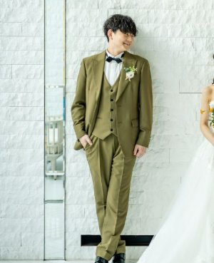 深みのあるオリーブカラーのタキシードで、ナチュラルで上品な新郎姿に仕上げるフォトウェディング（衣装番号TP10）