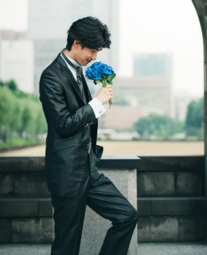 艶やかなブラックサテンの光沢が大人の気品を際立たせるタキシード。表参道店の前撮りで定番の新郎衣装（衣装番号NG05）