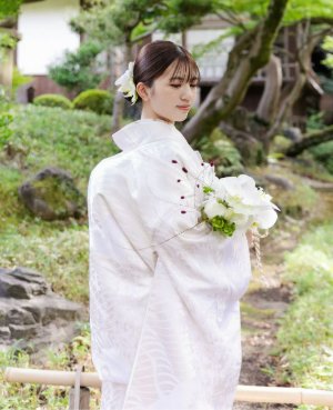 柔らかな曲線の文様が光を受けて輝く白無垢。表参道店の和装前撮りで気品としなやかさのある花嫁姿に（衣装番号TF206）