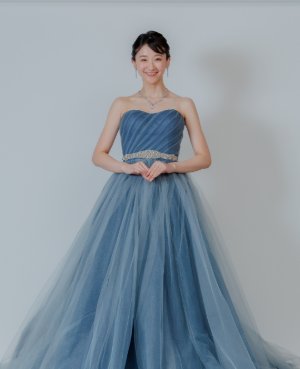 深みのあるミッドブルーが映えるプリンセスラインのカラードレスで、清楚な大人の花嫁姿を残す洋装前撮り（衣装番号YCE205）