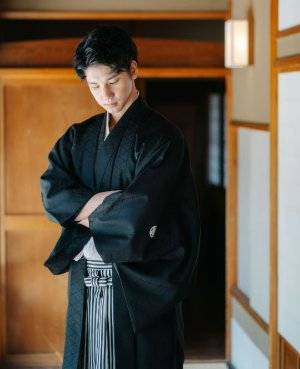 シンプルな美しさが魅力の黒紋付袴で、凛とした新郎姿を残す和装フォトウェディング（衣装番号DB01）
