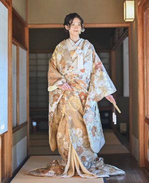 ブラウンとゴールドを基調にした大人っぽい色打掛「杏花白花」。表参道店の和装前撮りでトレンド感のある花嫁姿に（衣装番号AMOS12）