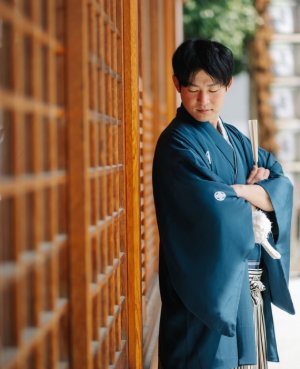 深く染め上げた紺染の紋付袴で、重厚で落ち着いた新郎姿に仕上がる和装フォトウェディング（衣装番号NG02）