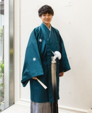 青緑の濃淡が神秘的なブルーマーレの紋付袴で、存在感のある新郎姿を残す和装前撮り（衣装番号TP02）
