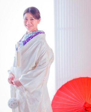 鶴の白無垢に麻紫の色掛下と水色の半襟を合わせ、顔まわりを華やかにした和装前撮りのコーディネート（衣装番号OF104）