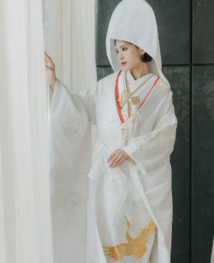 白とゴールドの糸の刺繍に赤いラインを配した珍しい白無垢。表参道店の和装前撮りで伝統に個性を添える一着（衣装番号AR101）