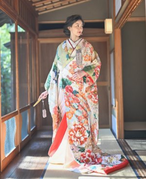 力強い花々が一面に咲き誇る色打掛「絢爛豪華」で、迫力のある和装フォトウェディングに（衣装番号AMOS10）