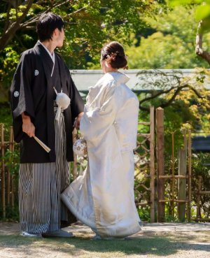 鶴と梅の柄を織り込んだ白無垢で、日本の美と祝福を映す和装フォトウェディング（衣装番号NS201）