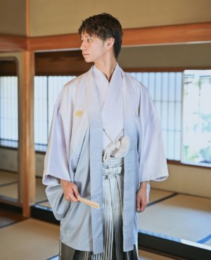 白から淡いブルーへ移ろうグラデーションの紋付「シエル」。表参道店の和装前撮りで爽やかな新郎姿に（衣装番号NP08）