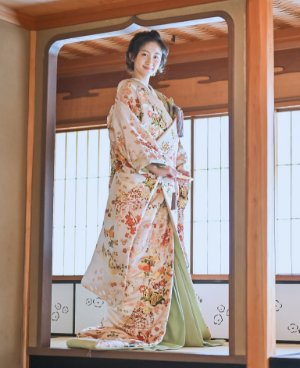 淡いサーモンピンクに梅や藤の刺繍が咲く色打掛「小春日向」。表参道店の和装前撮りで大人っぽく華やかな花嫁姿に（衣装番号OMOS07）