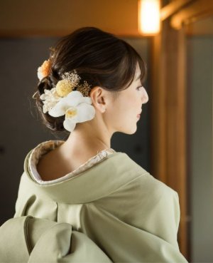 やわらかな柳色の色掛下で、白無垢に清楚な個性を添える和装フォトウェディング（衣装番号AK09）