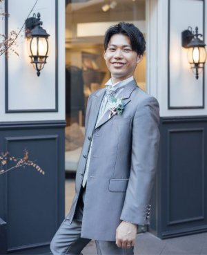 あらゆるシーンに馴染むシンプルなグレーのタキシード。表参道店のフォトウェディングで上品な新郎スタイル（衣装番号TB06）