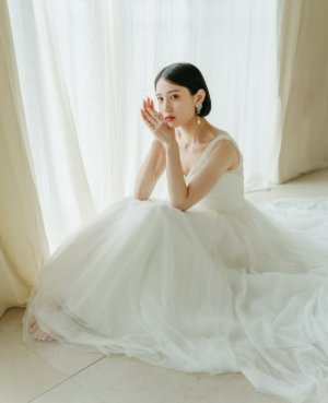 ソフトチュールのスカートを広げて座るプリンセスラインのウェディングドレス姿。Morilee（モリリー）のドレスで表参道店のスタジオ前撮り（プリンセスライン／衣装番号DB05）