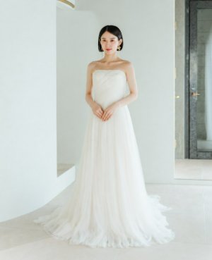 斜めのドレープを寄せたビスチェとチュールのスカートが美しい、VERA WANG（ヴェラウォン）のAラインウェディングドレス。表参道店のインポートドレスで叶える前撮り（Aライン／衣装番号DR02）