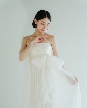 レースのビスチェに大きなオーガンジーのリボンをあしらったVERA WANG（ヴェラウォン）のエンパイアラインドレス。表参道店のインポートウェディングドレス（エンパイアライン／衣装番号DS05）