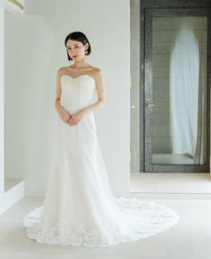 ハートカットのビスチェとレースの裾が上品なソフトマーメイドラインのウェディングドレス。表参道店のフォト婚衣装（ソフトマーメイドライン／衣装番号DS06）