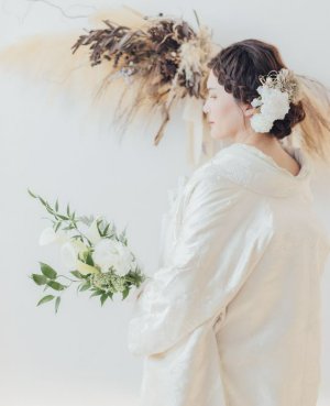 菱形の中に花毬のような文様が咲くアーティスティックな白無垢。表参道店の和装フォトウェディングで可憐な花嫁姿に（衣装番号TP201）